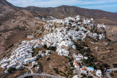 Serifos Cyclades adaları, Yunanistan. Chora kasabasının insansız hava aracı görüntüsü. Geleneksel Kiklad mimarisi, kayalık arazide beyazlatılmış binalar, mavi gökyüzü arka planı. Yaz tatilleri