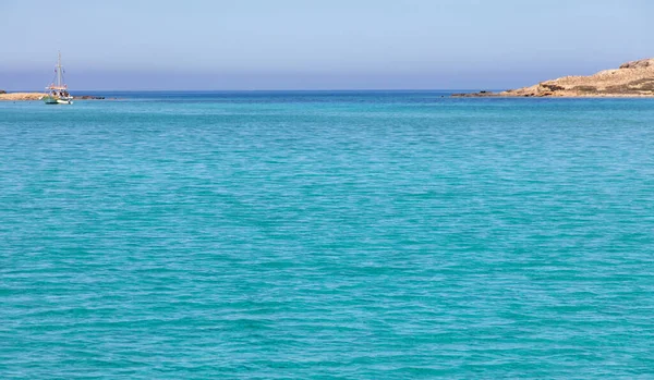 Sailboat Anchored Turquoise Blue Sea Island Coast Blue Sky Background — Stock Photo, Image