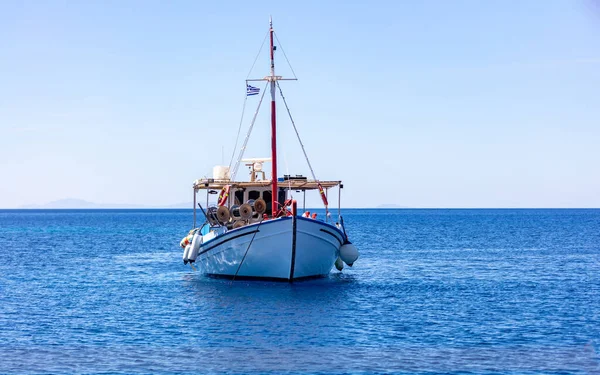 Rybářské Člun Barevné Kotvení Otevřeném Moři Ios Ostrov Cyclades Řecko — Stock fotografie