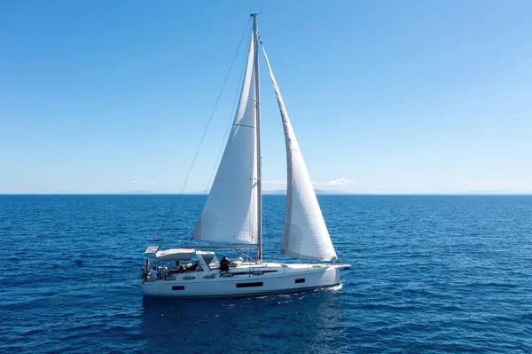 Voile Mer Égée Grèce Voilier Avec Voiles Blanches Ouvertes Croisière — Photo