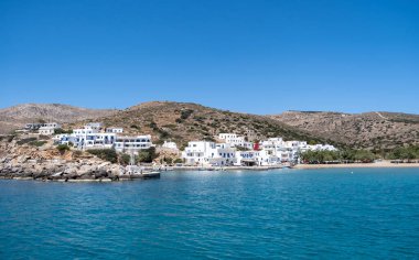 Sikinos adası limanı, beyazlatılmış binalar ve mavi gökyüzü arka planı. Kumsal ve turkuaz su. Yunanistan 'ın Kiklad adasında yaz tatilleri