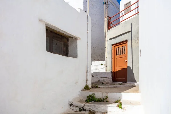キクラデス諸島の夏休み 白塗りの古い壁を持つ家晴れた日シフノス島 ギリシャ 古い空の伝統的な狭い石段を上下に 狭い歩行者天国の通りの背景から — ストック写真