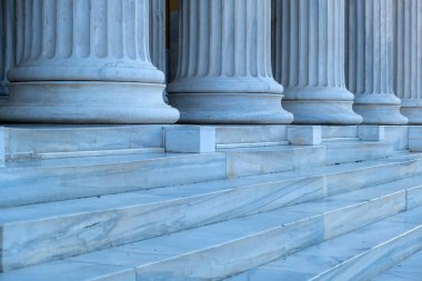 Klasik sütunlar, mermer sütun ve merdivenler. Zappeion Megaron giriş sütunları, ulusal anıt, Atina, Yunanistan 'ın simgesi. Yakın görünüm