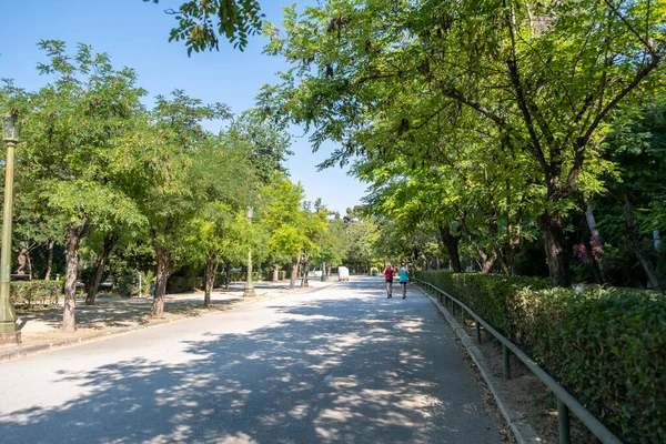 アクティブライフスタイル 自然の中でジョギングランナー 緑の公園の背景 晴れた春の日 青い空を走る若いフィットの男性 — ストック写真