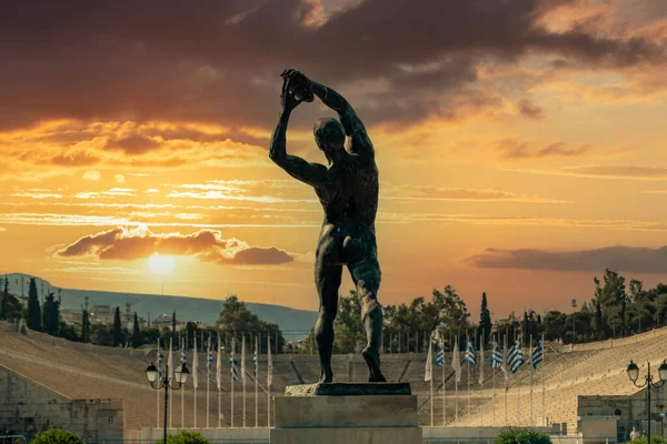 Bronsediscobolus Statuen Oldtidens Panathinaiko Stadion Ved Solnedgang Skulptur Metallic Diskovolos – stockfoto