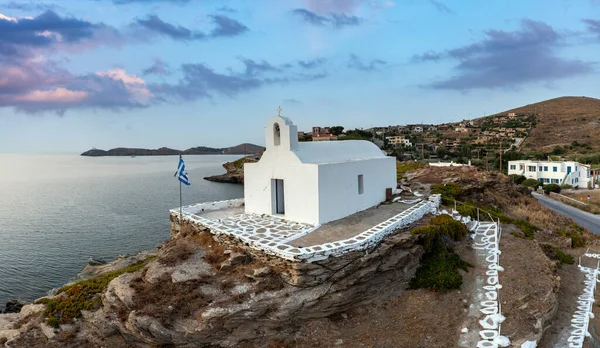 게오르기 성당은 리시아 항구인케아 바위투성이 언덕에 있었다 그리스 키클라데스 무인기 — 스톡 사진