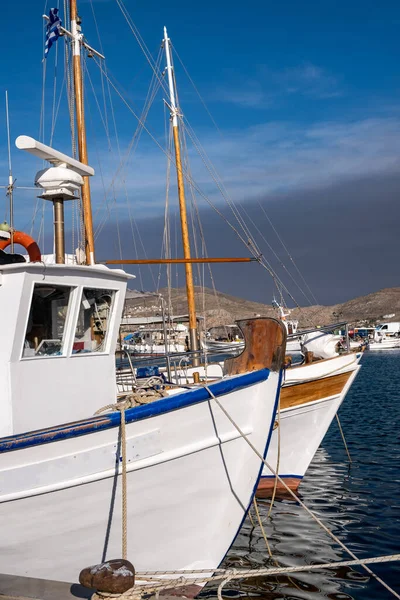 渔船停泊在Paros Naousa港口码头 蓝天背景 传统的木制渔船和游客运输特写镜头 暑期旅行和假期 — 图库照片