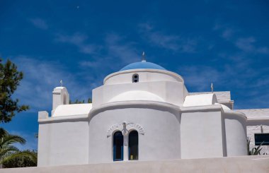 Cyclades adında bir Yunan adasındaki kilise. Yunanistan. Beyaz boyanmış duvarlar ve mavi kubbe, açık mavi gökyüzü arka planına karşı beyaz şapel. Hıristiyanlık dini yaz gezisi