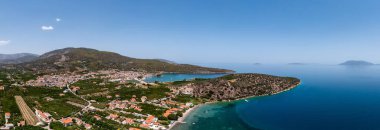 Yunanistan, Argolida 'daki Antik Epidaurus Körfezi. Geleneksel köy ve Mora Körfezi 'nin insansız hava aracı manzarası. Mavi gökyüzü, sakin deniz, güneşli gün.