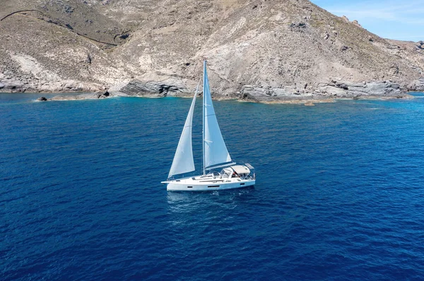 Férias Verão Nas Ilhas Cyclades Grécia Veleiro Com Velas Brancas — Fotografia de Stock