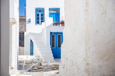 Cyclades Kythnos Adası, Yunanistan. Beyazlatılmış binalar, dar kaldırım taşlı caddeler. Chora Köyü geleneksel mimarisi beyaz ve mavi renklerde. Yaz tatilleri hedefi, boşluk, kart şablonu