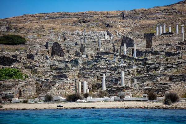 ギリシャ デロス 聖なるキクラデス諸島海からの一般的な眺め 古代文明の海辺の遺跡 ユネスコ世界遺産に登録されている遺跡 石垣大理石柱 — ストック写真