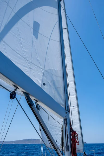 Seglerdeck Bug Mast Und Segel Nahaufnahme Weiße Schaluppe Getakelte Jacht — Stockfoto