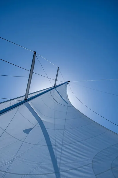 Yachtwind Füllte Segel Vor Klarem Blauem Himmel Segeln Mit Dem — Stockfoto