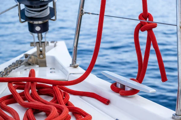 Barco Vela Amarração Cordas Convés Corda Iatismo Cor Vermelha Amarrada — Fotografia de Stock