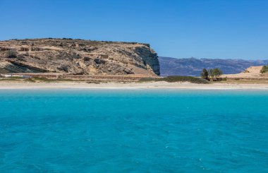 Cyclades Koufonisi Adası Yunanistan. Kumsal, turkuaz mavi şeffaf deniz suyu, deniz manzarası. Kayalık sahil, temiz gökyüzü. Yaz gezisi Ege Denizi 'nde boş zaman ve yüzme