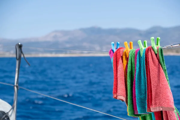 Serviette Plage Séchant Sur Corde Linge Fond Mer Flou Serviette — Photo