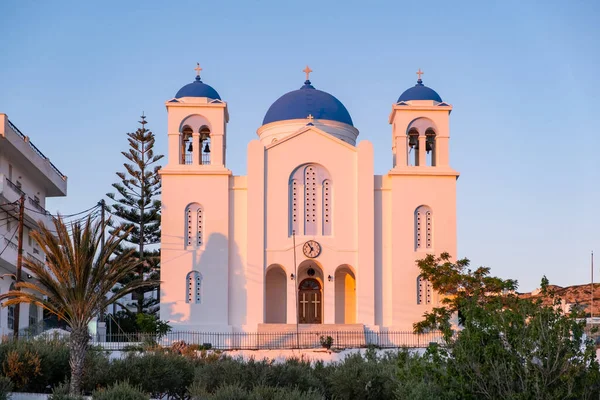 ギリシャのニオス島キュクラデス島のイオスにあるエバンジェリスモス大聖堂教会 歴史的な白塗りの石垣正教会は夏休みの植物とそれを囲みます宗教的な目的地青い空晴れた日 — ストック写真