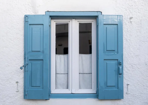 Fenêtre Traditionnelle Bleue Volets Ouverts Bois Petits Rideaux Blancs Sur — Photo