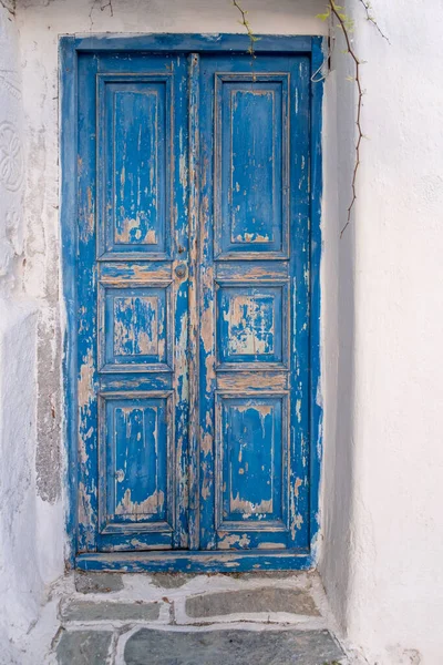 Vieille Porte Bleue Usée Sur Fond Mural Couleur Blanche Entrée — Photo