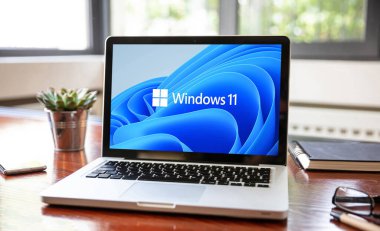 Yunanistan, 8 Temmuz 2021. Windows 11 resmi mavi marka logo bilgisayar ekranında, ofis masasında. Microsoft tarafından geliştirilen Windows NT işletim sisteminin büyük bir sürümü