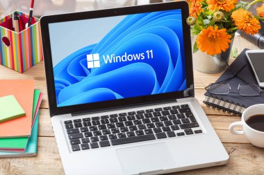 Yunanistan, 8 Temmuz 2021. Windows 11, bilgisayar ekranında resmi marka işareti, iş yeri masası. Microsoft tarafından geliştirilen Windows NT işletim sisteminin büyük bir sürümü