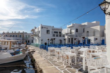 Yunanistan, Paros Adası Naousa eski limanı. 20 Mayıs 2021. Kiklad. Limana demirlemiş tipik balıkçı tekneleri, geleneksel açık kafe ve meyhaneler, açık mavi gökyüzü arka planı, yaz mevsimi
