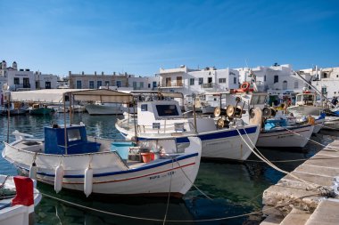 Yunanistan, Paros Adası Naousa eski limanı. 20 Mayıs 2021. Limana demirlemiş balıkçı tekneleri, mavi gökyüzü arka planı. Geleneksel ahşap gemiler, balıkçılık ve turist taşımacılığı, yaz tatilleri