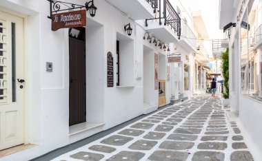 Yunanistan, Paros Adası. Kiklad. 20 Mayıs 2021. Naousa kasabası geleneksel mimarisi, beyazlatılmış binalar, dar kaldırım taşlı sokaklardaki dükkanlar. Yaz tatilleri, 