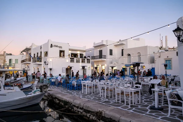 Греція Старий Порт Острова Парос Травня 2021 Року Люди Обідають — стокове фото