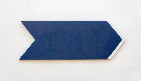 Signpost Modrá Barva Dřevěná Šipka Bílé Stěně Prázdný Popisek Směru — Stock fotografie