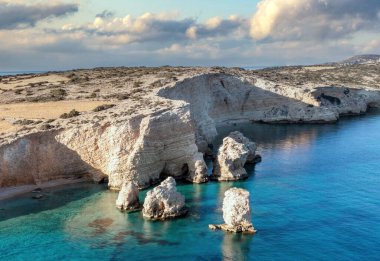 Yunanistan, küçük Cyclades adaları. Kato Koufonisi kumsal hava aracı görüntüsünü gözden uzak tutuyordu. Kayalık kayalıklar turkuaz deniz suyunun üzerinde. Güneşli bir gün, huzurlu bir yaz tatili.
