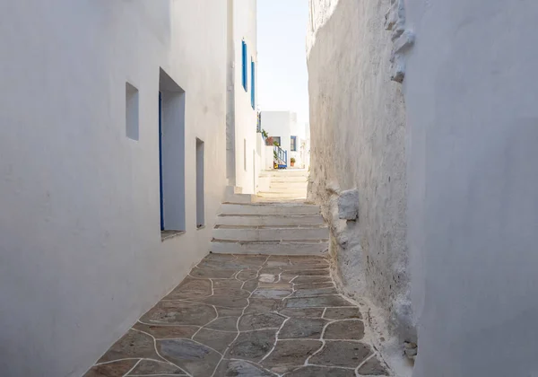 ギリシャ シフノス島 アポロニア コーラ村 伝統的なギリシャ建築 白塗りの建物や狭い石畳の路地や階段 晴れた日 — ストック写真