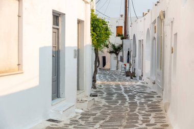 Kiklad. Paros Adası, Yunanistan. Beyazlatılmış binalar, dar kaldırım taşı sokakları ve merdivenler. Naousa köyünün geleneksel mimarisi beyaz ve mavi renklerde. Yaz tatilleri,