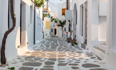 Kiklad. Paros Adası, Yunanistan. Beyazlatılmış binalar, dar kaldırım taşı sokakları ve merdivenler. Naousa köyünün geleneksel mimarisi beyaz ve mavi renklerde. Yaz tatilleri,