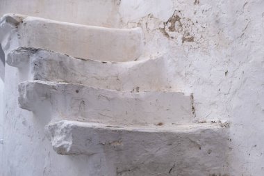 Dış beyaz bina duvarındaki merdivenler, Yunan adası Cyclades mimarisi, taşla boyanmış basamaklar...
