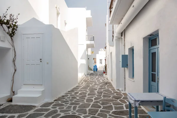 Kiklad. Paros Adası, Yunanistan. Beyazlatılmış binalar, dar kaldırım taşı sokakları ve merdivenler. Naousa köyünün geleneksel mimarisi beyaz ve mavi renklerde. Yaz tatilleri,