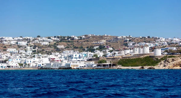 Mykonos Cyclades 传统风车著名的地标和乔拉市景观 夏季国际度假目的地 蓝天背景清澈 从海上看 — 图库照片