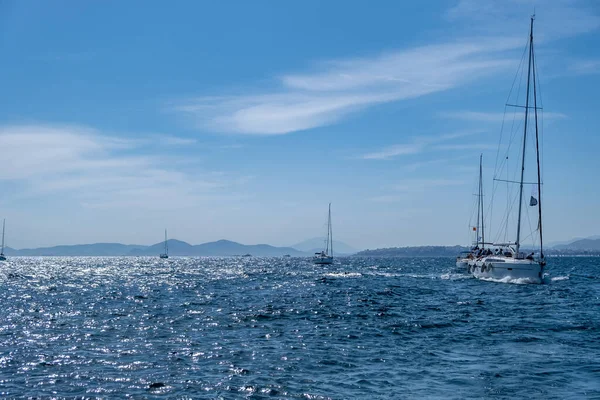 Sailing Aegean Sea Greece Sailboats Open White Sails Cruising Rippled — Stock Photo, Image