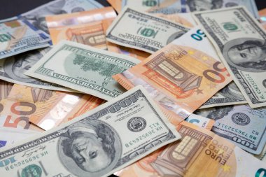 Avro ve Amerikan doları yığını, yakın çekim görüntüsü. Banknotlar arka plan. Para nakdi, kredi değişimi ve uluslararası finans kavramı