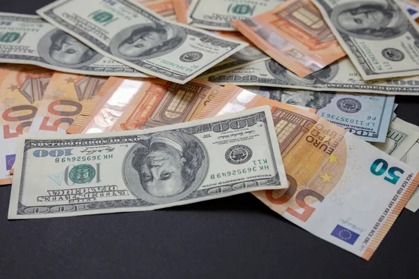 Банкноты Евро Долларов Сша Стек Черном Фоне Концепция Денежных Средств — стоковое фото