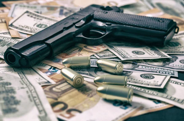 Pistol Gloanțe Fundal Bancnote Dolari Euro Vedere Aproape Bani Criminali — Fotografie, imagine de stoc