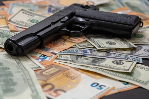 Pistola Sullo Sfondo Del Dollaro Delle Banconote Euro Vista Vicino — Foto Stock