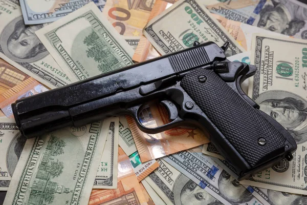 Dinheiro Negro Protecção Mafia Conceito Corrupção Pistola Sobre Dólares Notas — Fotografia de Stock