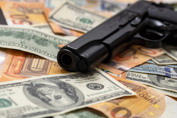 Pistola Sullo Sfondo Del Dollaro Delle Banconote Euro Vista Vicino — Foto Stock