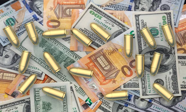 Kriminelles Geld Pistolenkugeln Auf Dollar Und Euro Banknoten Hintergrund Ansicht — Stockfoto