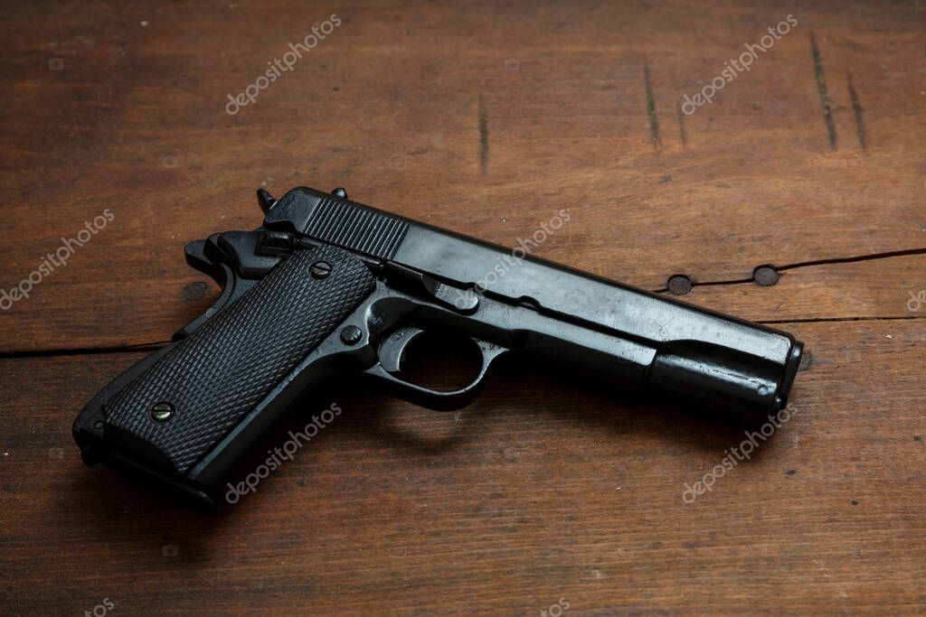 Fotos de Pistola 9Mm Sobre Fondo Madera Arma Metal Negro Pistola