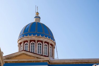 Agios Nikolaos Kiklad Yunanistan 'ın Ermoupolis Syros adasındaki Rum Ortodoks Kilisesi' nin mavi renkli dış kubbesi. Eski neoklasik yapıların dinsel hedefleri altında. Denizcilerin koruyucu azizi.