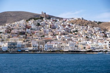 Syros Adası, Cyclades, Yunanistan. Ermoupolis şehri, tepenin üzerindeki deniz manzaralı geleneksel binalar. Güneşli yaz günü, mavi gökyüzü
