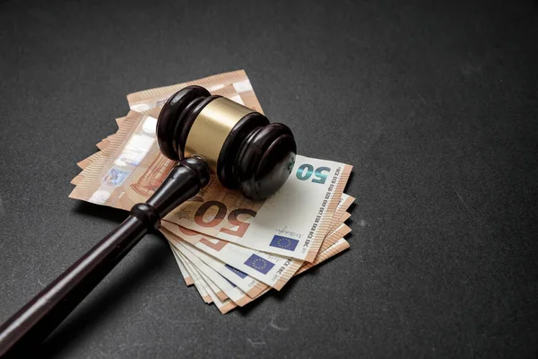 Δικαστής Δημοπρασία Σφυρί Και Τραπεζογραμμάτια Ευρώ Μαύρο Φόντο Δωροδοκία Έννοια — Φωτογραφία Αρχείου